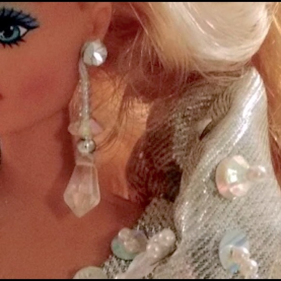 out of box Holiday Barbie - Picture 3 of 9